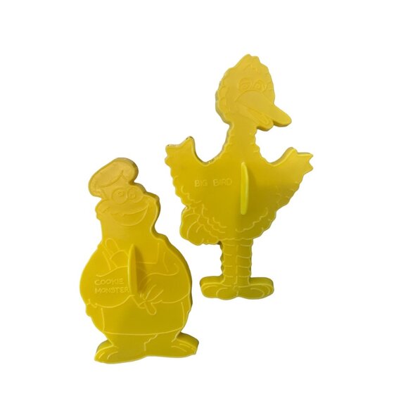 Vintage 1977 Sesame Street Plastic Cookie Cutters Big Bird And Cookie Monster - Picture 3 of 3